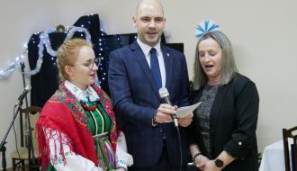 Wspólnie kolędują – od lewej: przewodnicząca KGW w Dąbrówce Karolina Grzyb, Zastępca Burmistrza Drzewicy Dominik Niemirski i sołtys Dąbrówki Edyta Tomasik