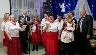 Wspólne kolędowanie w wykonaniu pań z KGW w Zakościelu oraz gospodarzy uroczystości