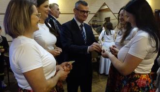 Burmistrz Drzewicy Janusz Reszelewski składa życzenia paniom z KGW Szprychy z Brzustowca kolędowanie