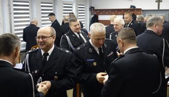 Druhowie strażacy dzielą się opłatkiem