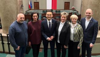 Na galerii Sali Posiedzeń Sejmu RP czworo radnych Rady Miejskiej w Drzewicy wraz z Posłem Adrianem Witczakiem i Zastępcą Burmistrza Drzewicy Dominikiem Niemirskim