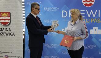 Z rąk Burmistrza Drzewicy Janusza Reszelewskiego statuetkę „Gospodarza Dożynek Gminnych 2025” odbiera Sołtys Brzuzy Danuta Jaciubek