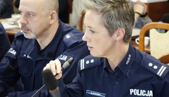 Głos zabiera mł. insp. Magdalena Kucharska  - Komendant Powiatowy Policji w Opocznie. Obok Kierownik Posterunku Policji w Drzewicy podkom. Paweł Baran