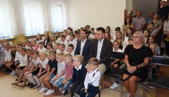 Uczestnicy uroczystej inauguracji roku szkolnego w SP w Idzikowicach