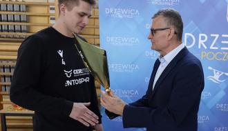 Kamil Sypniewski (Volley Żelazny Opoczno) odbiera statuetkę MVP z rąk Burmistrza Drzewicy Janusza Reszelewskiego