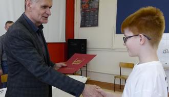 Burmistrz Drzewicy Janusz Reszelewski gratuluje Janowi Wołąkiewiczowi pierwszego miejsca w młodszej grupie wiekowej