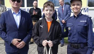 Najlepszy zawodnik w kategorii indywidualnej w młodszej kategorii wiekowej  - Filip Kmieciak (SP w Drzewicy) z Burmistrzem Drzewicy Januszem Reszelewskim i Komendantem Powiatowym Policji mł. insp. Magdaleną Kucharską