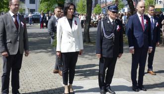 Przed Pomnikiem Pamięci stoi delegacja samorządu Gminy Drzewica. Od lewej: pracownik Urzędu Miejskiego, Przewodnicząca Rady Miejskiej w Drzewicy Dorota Wiktorowicz, Burmistrz Drzewicy Janusz Reszelewski, Zastępca Burmistrza Dominik Niemirski, pracownik Urzędu Miejskiego