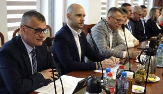 Siedząc przy stole, głos zabiera Burmistrz Drzewicy Janusz Reszelewski. Obok Zastępca Burmistrza Dominik Niemirski i radni Rady Miejskiej w Drzewicy