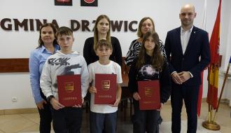 Pamiątkowa fotografia realizatorów projektu grantowego ze Szkoły Podstawowej w Idzikowicach z Zastępcą Burmistrza Drzewicy Dominikiem Niemirskim i Przewodnicząca Młodzieżowej Rady Miejskiej w Drzewicy Nikolą Najman