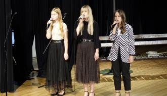 Koncert „Lubię wracać…”.  Trzy artystki śpiewają na scenie sali widowiskowej RCK