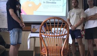 Trzech uczestników projektu przy prezentacji multimedialnej o Słowacji