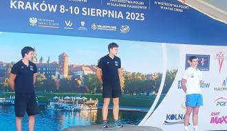 Trzej medaliści OOM w konkurencji trialu kayak cross na podium. Pierwszy z prawej brązowy medalista Cezary Balasiński.