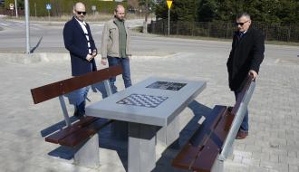 Od lewej: Zastępca Burmistrza Dominik Niemirski, Mariusz Skrętowski z UM w Drzewicy oraz Burmistrz Drzewicy Janusz Reszelewski przy stole rekreacyjnym do gry w szachy i chińczyka