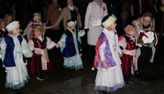 Pod Pomnik Pamięci w parku na Placu Wolności zmierza delegacja Przedszkola Samorządowego w Drzewicy – dzieci w strojach szlacheckich oraz nauczycielki