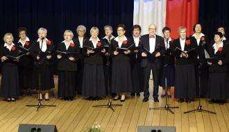 Występ zespołu wokalnego „Cantabile” z Miejskiego Domu Kultury w Opocznie. Na scenie piętnaście osób.