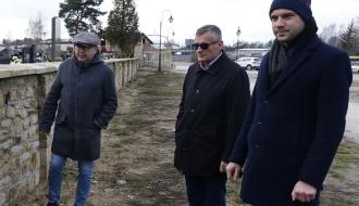 Przy wyremontowanym murze cmentarnym stoją od lewej: Kierownik Referatu Gospodarki Komunalnej, Budownictwa i Inwestycji Urzędu Miejskiego w Drzewicy Jarosław Bomba, Burmistrz Drzewicy Janusz Reszelewski i Zastępca Burmistrza Dominik Niemirski