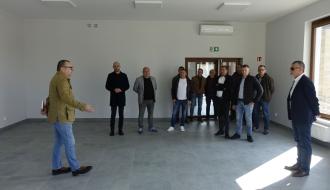 Uczestnicy odbioru w głównym pomieszczeniu świetlicy w Świerczynie