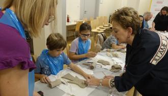 Uczestnicy warsztatów ceramicznych