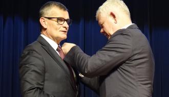 Burmistrz Drzewicy Janusz Reszelewski odbiera z rąk Wiceprezesa PZPN Adama Kaźmierczaka „Srebrną Odznakę Honorową Polskiego Związku Piłki Nożnej”