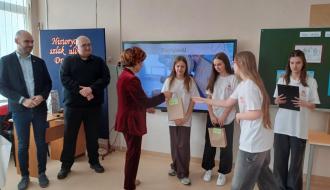 Ceremonia wręczenia upominków uczennicom realizującym projekt