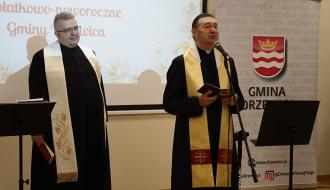 Od lewej: ks. Jarosław Wypchło i ks. kan. Adam Płuciennik