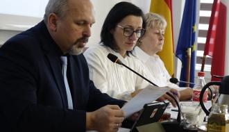 Prezydium Rady Miejskiej w Drzewicy. Od lewej: Wiceprzewodniczący Paweł Małek (czyta projekt uchwały), Przewodnicząca Dorota Wiktorowicz, Wiceprzewodnicząca Joanna Popis.