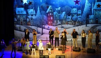 Na scenie zespół Sound’n’Grace oraz kilkoro tańczących dzieci