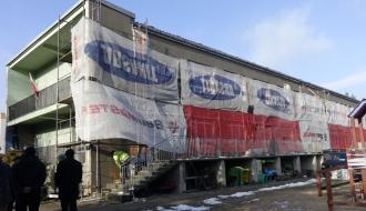 Wschodnia ściana budynku Przedszkola Samorządowego w Drzewicy objęta pracami renowacyjnymi