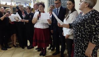 Świąteczny występ zespołu artystycznego KGW Strzyżowianki z samorządowcami