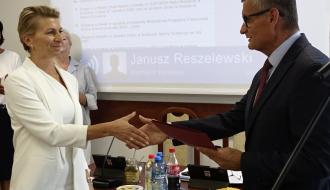 Agnieszka Bogatek odbiera z rąk Burmistrza Drzewicy akt powierzenia stanowiska dyrektora SP w Drzewicy