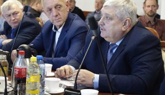 Głos zabiera Powiatowy Lekarz Weterynarii w Opocznie Tomasz Woźniak. Obok siedzą radni