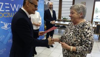 Z rąk Burmistrza Drzewicy Janusza Reszelewskiego gratulacje odbiera Sołtys Werówki Zofia Danuta Kacprzak