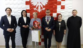 Pani Teresa Karbowiak z samorządowcami i księdzem proboszczem