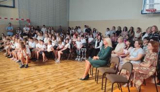 Uczestnicy uroczystej inauguracji roku szkolnego w hali sportowej SP w Brzustowcu