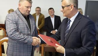 Wojciech Woźniak (po lewej) odbiera od Burmistrza Drzewicy Janusza Reszelewskiego zaświadczenie o wyborze na sołtysa Augustowa