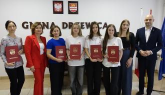 Pamiątkowa fotografia realizatorów projektu grantowego ze Szkoły Podstawowej w Domasznie z Zastępcą Burmistrza Drzewicy Dominikiem Niemirskim i Przewodnicząca Młodzieżowej Rady Miejskiej w Drzewicy Nikolą Najman