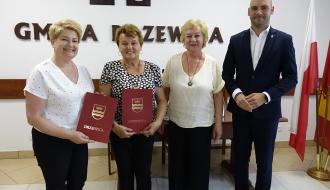 Od lewej stoją: Dyrektor MGOPS w Drzewicy Marta Woźniak, pani Irena Kwiecień, Przewodnicząca Miejskiej Rady Seniorów Barbara Oliwa i Zastępca Burmistrza Drzewicy Dominik Niemirski