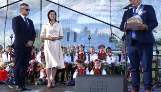 Na scenie po prawej trzymający chleb I Wicewojewoda Łódzki Marek Mazur, po prawej Burmistrz Drzewicy Janusz Reszelewski i Przewodnicząca Rady Miejskiej w Drzewicy Dorota Wiktorowicz.