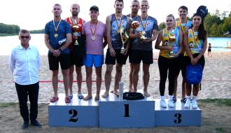 Na podium stoją trzy najlepsze drużyny z pucharami. Obok podium na lewej stronie Burmistrz Drzewicy Janusz Reszelewski