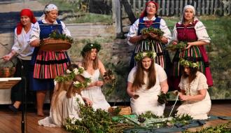 Na scenie żeńska grupa KGW w Radzicach Dużych odgrywająca scenkę pt. „Noc Świętojańska”