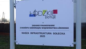 Tablica informująca o sfinansowaniu zadania ze środków Samorządu Województwa Łódzkiego w ramach programu „Nasza infrastruktura sołecka 2025”