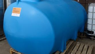 Stojący w magazynie niebieski zbiornik do wody pitnej o poj. 6000 l