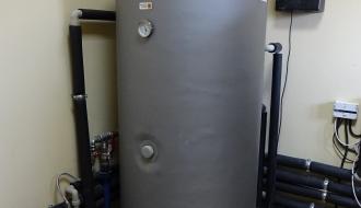 Nowo zamontowany, okrągły kocioł na wodę