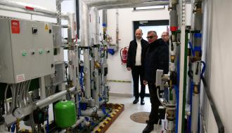 Trzyosobowa delegacja Gminy Drzewica ogląda aparaturę i urządzenia grzewcze w kotłowni