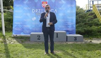 Podczas podsumowania regat głos zabiera Burmistrz Drzewicy Janusz Reszelewski