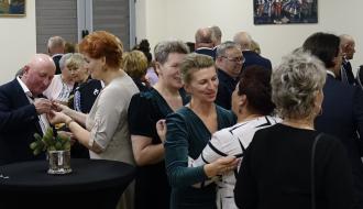 Uczestnicy uroczystości łamią się opłatkiem