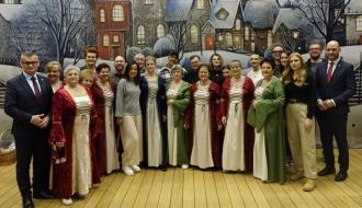Pamiątkowa fotografia zespołu Sound’n’Grace, pań z KGM „Drzewiczanki” oraz gospodarzy koncertu
