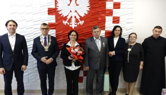Państwo Joanna i Waldemar Pałganowie z samorządowcami i księdzem proboszczem