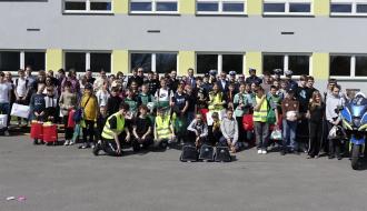 Pamiątkowe zdjęcie wszystkich uczestników i organizatorów turnieju na tle budynku SP w Drzewicy (ul. Szkolna)